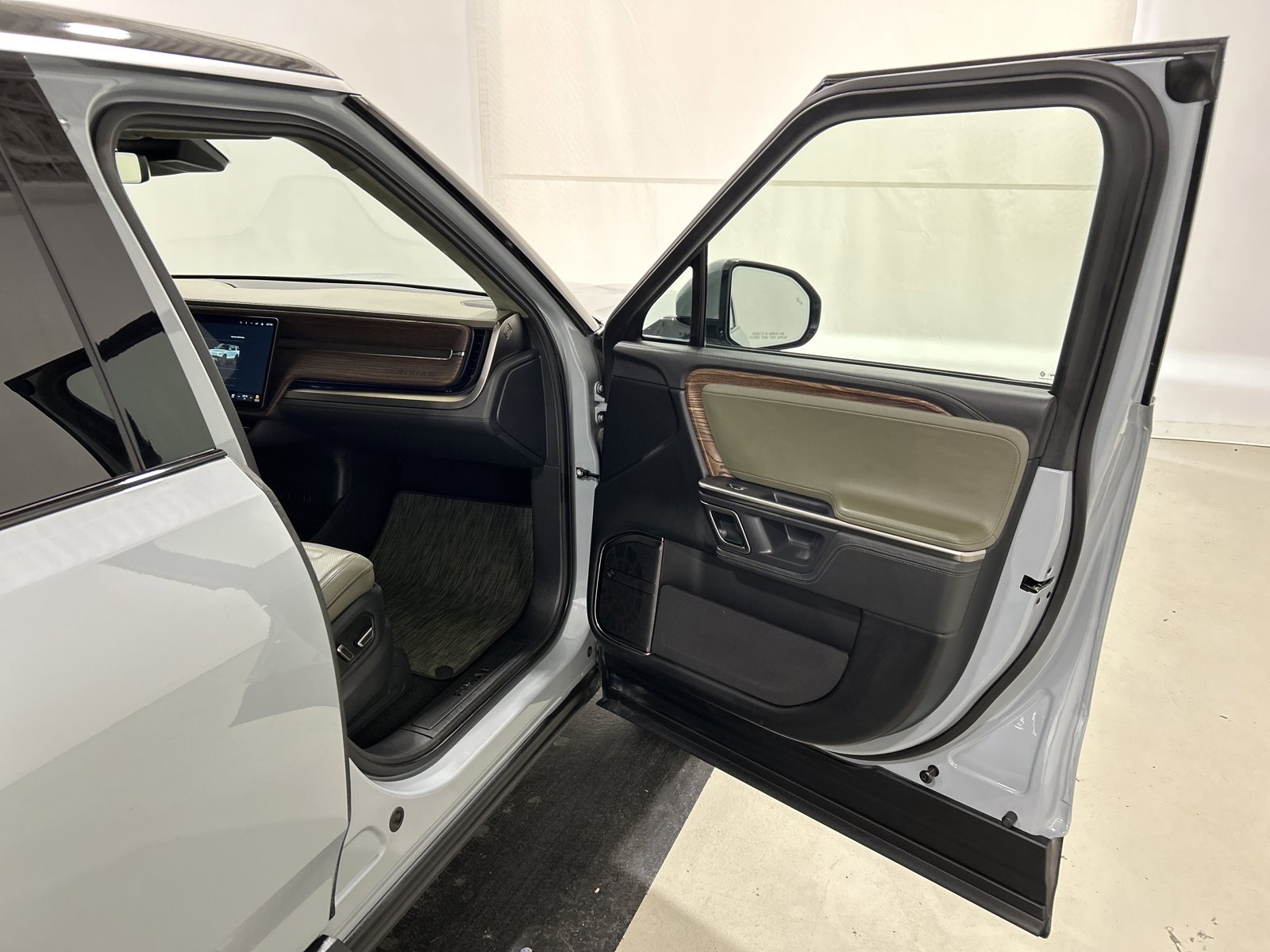 Used 2023 Rivian R1S Adventure image 18