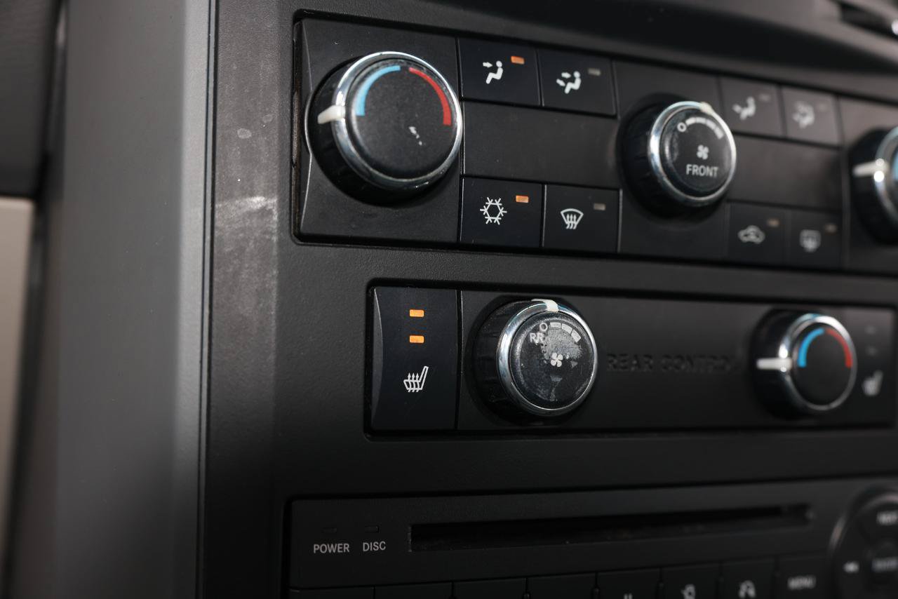 Used 2008 Chrysler Town & Country Touring w/ Entertainment Group #2 FWD image 36