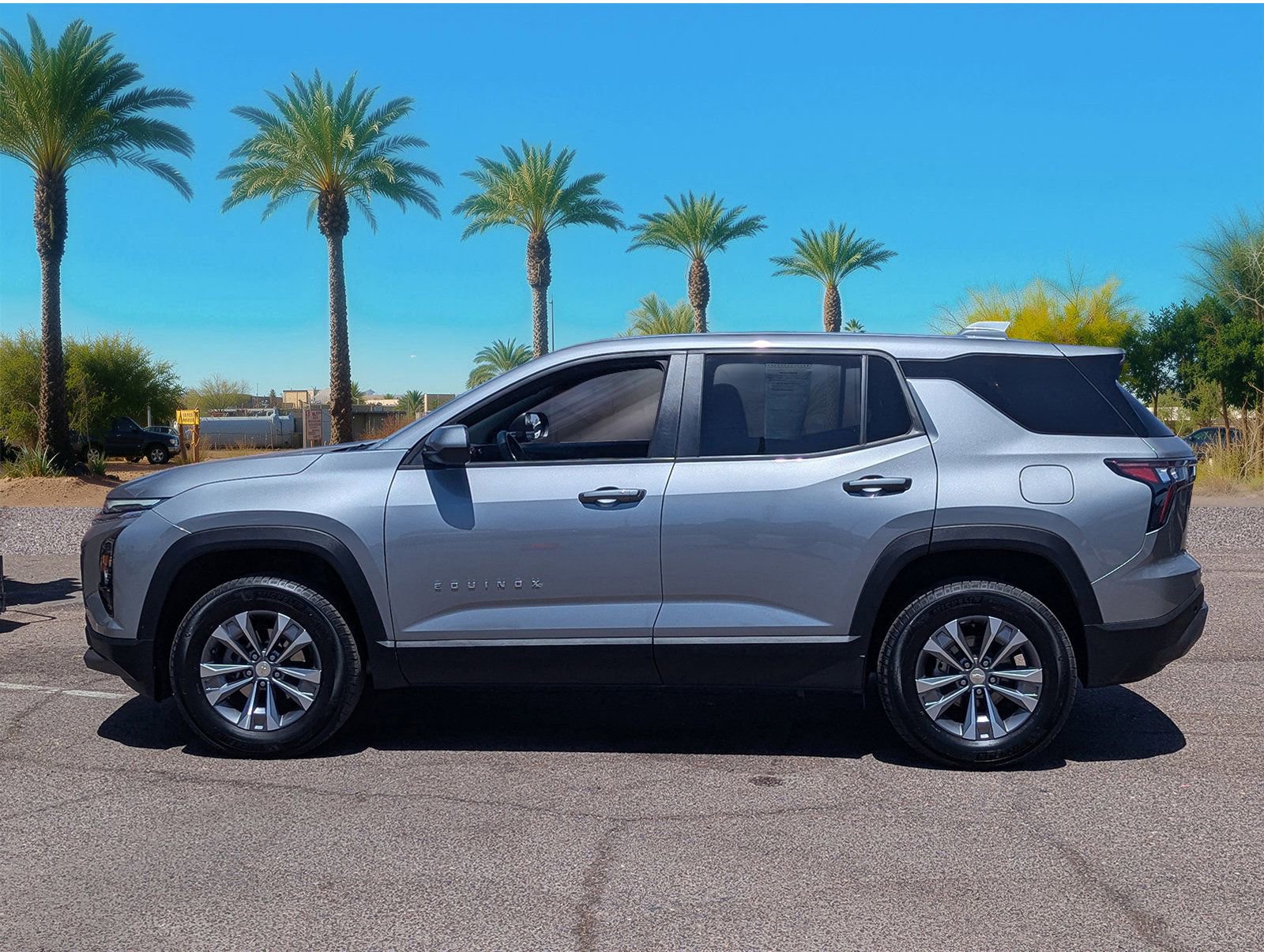 Used 2025 Chevrolet Equinox LT AWD/4WD image 2