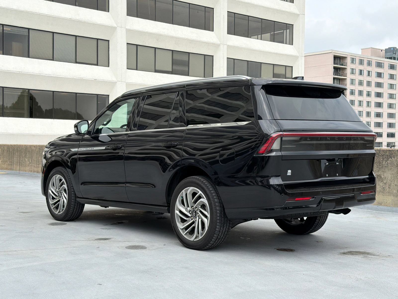 Used 2026 Lincoln Navigator Reserve AWD/4WD image 6