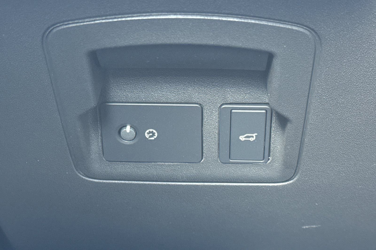 Used 2025 Land Rover Range Rover Velar Dynamic SE image 32