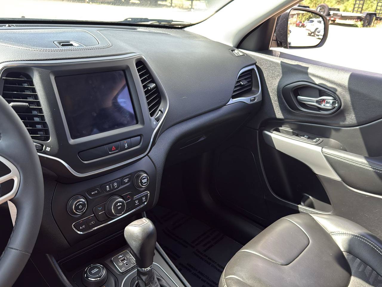 Used 2022 Jeep Cherokee Latitude AWD/4WD image 27