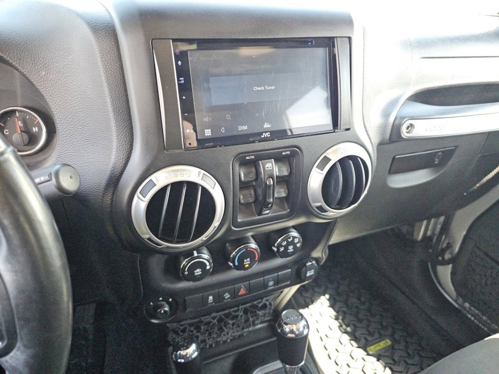 Used 2018 Jeep Wrangler Unlimited Sahara AWD/4WD image 29