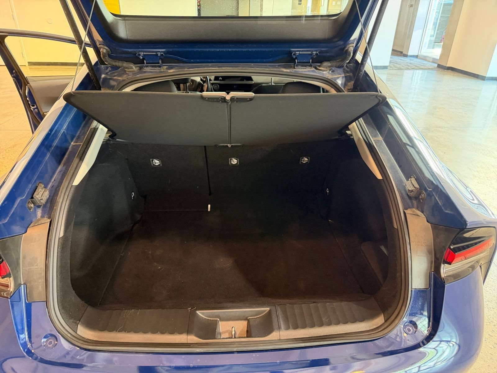 Used 2025 Toyota Prius LE FWD image 29