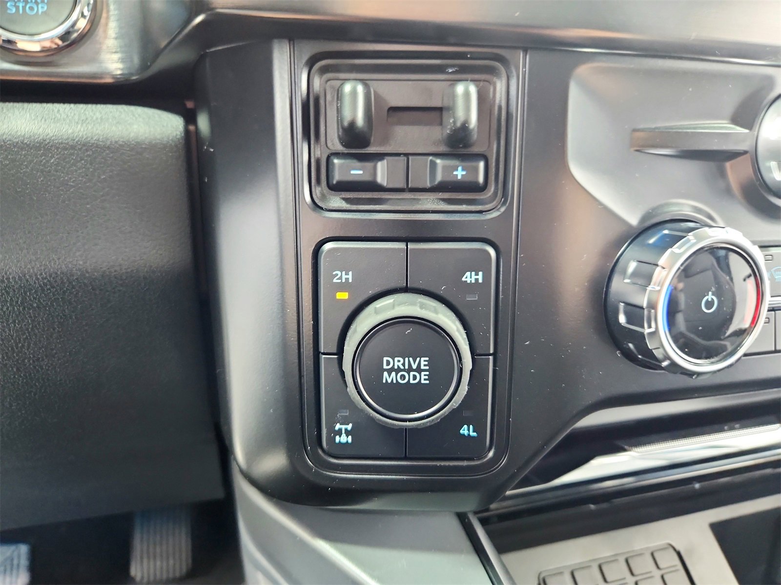 New 2026 Ford F250 Lariat w/ Black Appearance Package image 27