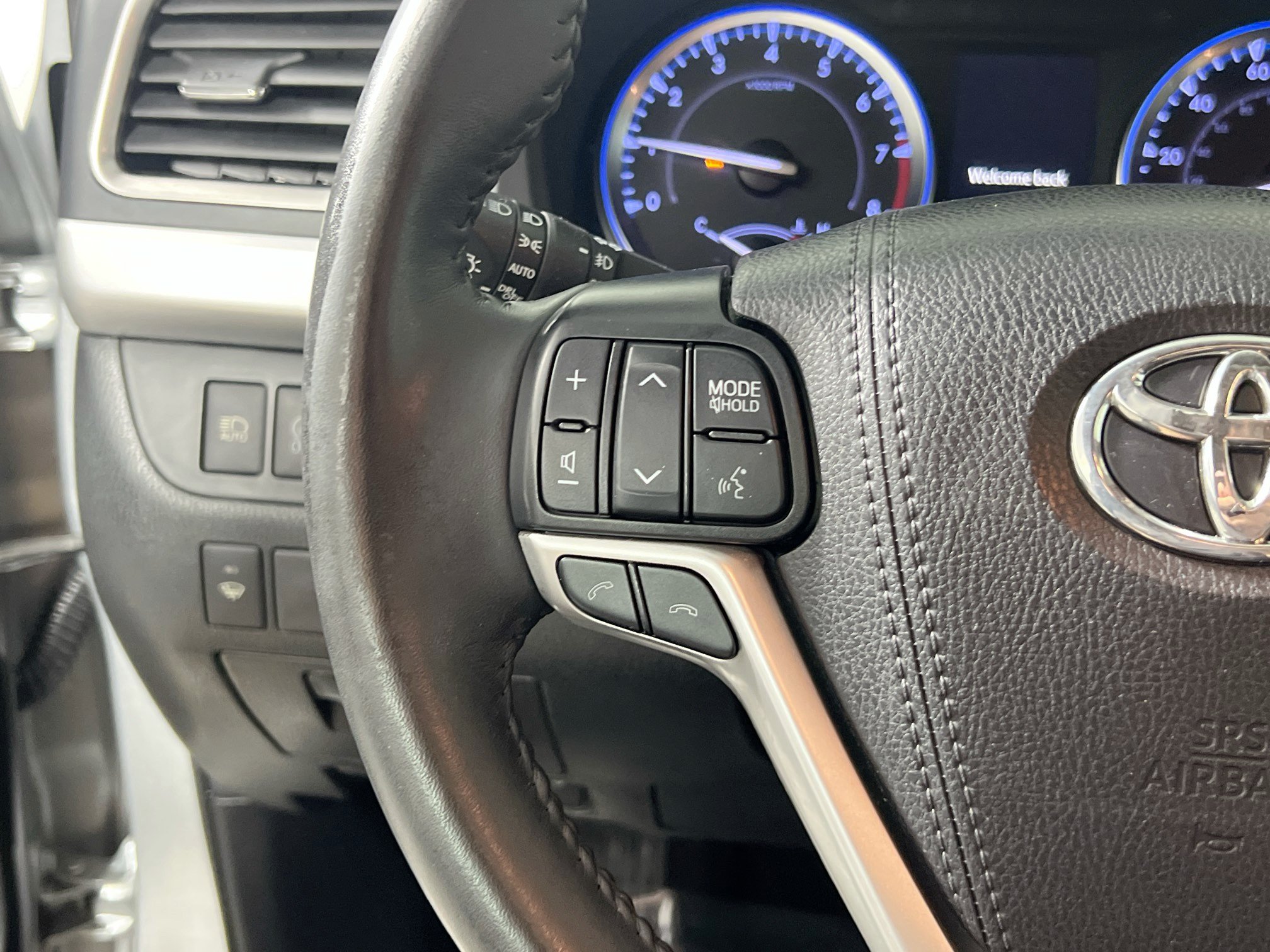 Used 2019 Toyota Highlander XLE FWD image 19