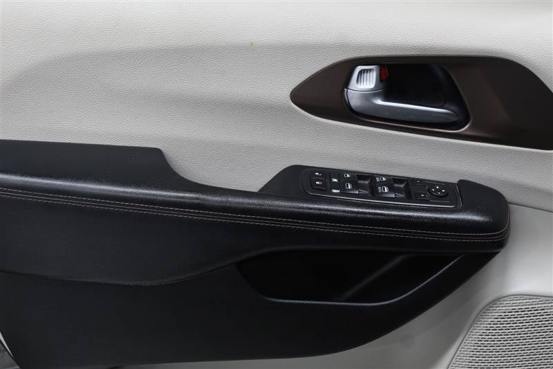 Used 2018 Chrysler Pacifica Touring-L FWD image 15