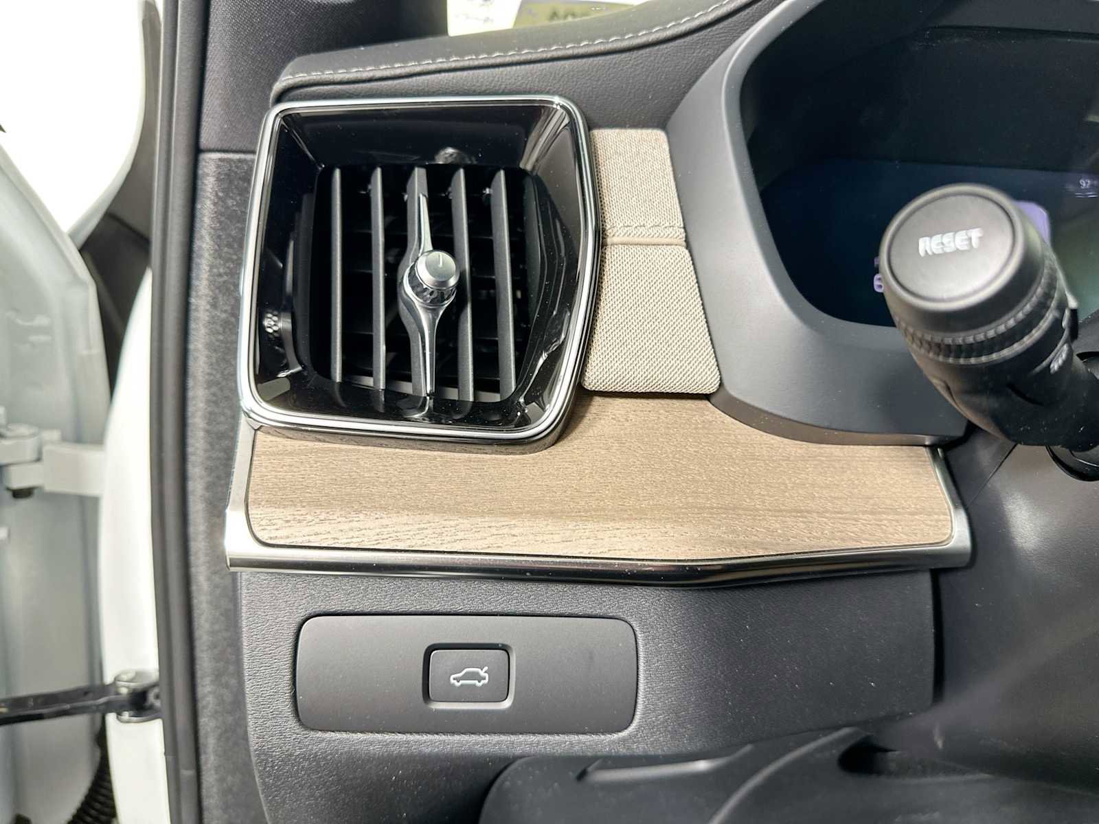 New 2026 Volvo XC90 B5 Plus image 10