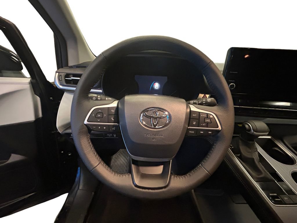 Used 2025 Toyota Sienna XLE image 12