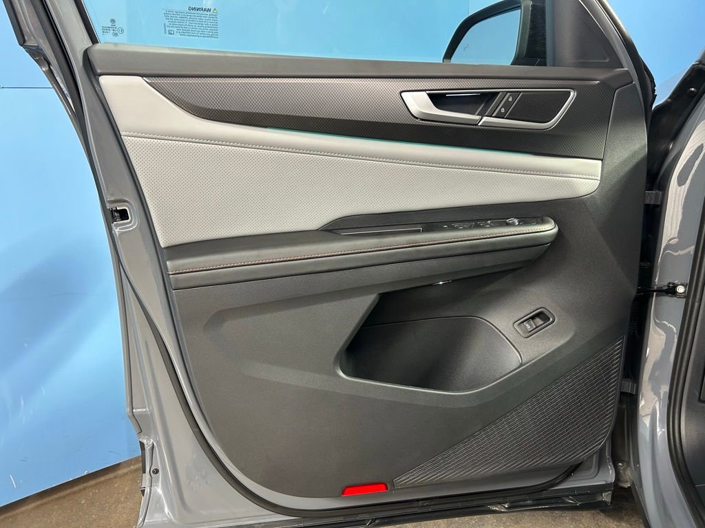 Used 2024 Volkswagen Atlas Peak Edition SE image 31