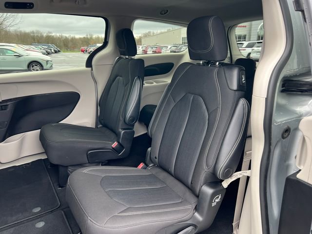 Used 2022 Chrysler Voyager LX FWD image 4