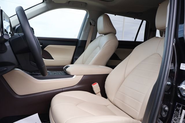 Used 2022 Toyota Highlander XLE AWD/4WD image 11