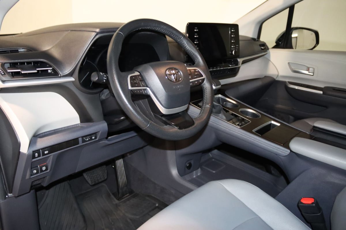 Used 2023 Toyota Sienna XLE FWD image 33