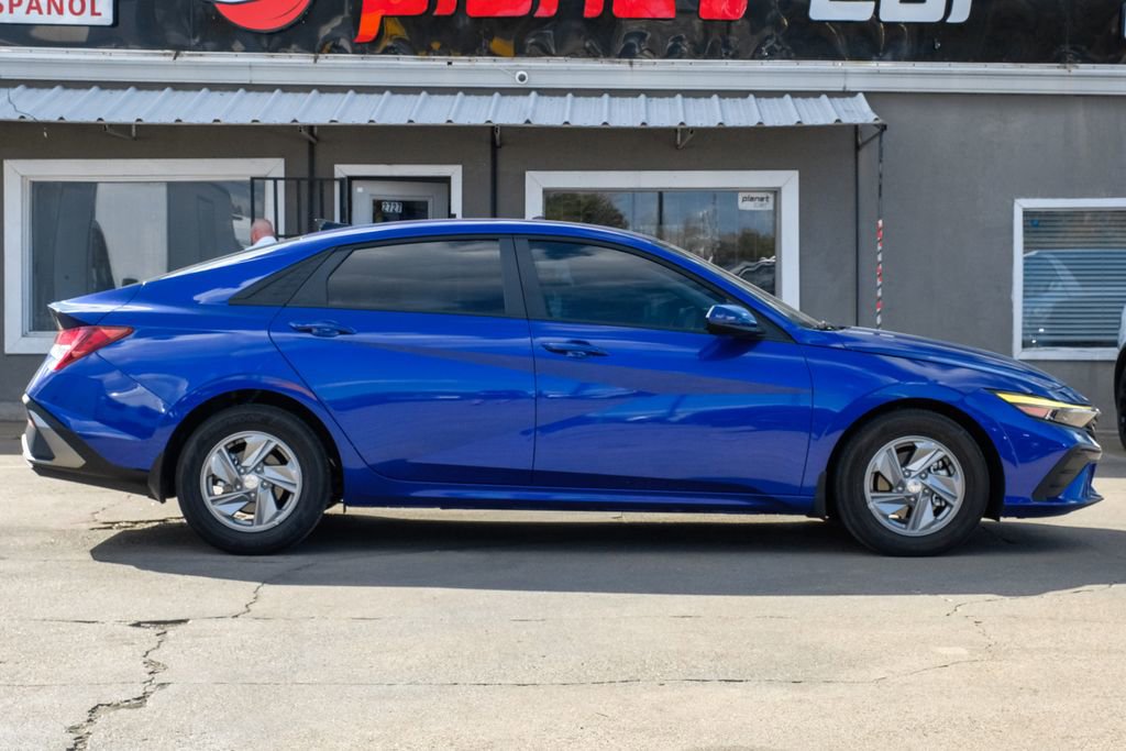 Used 2025 Hyundai Elantra SE image 9
