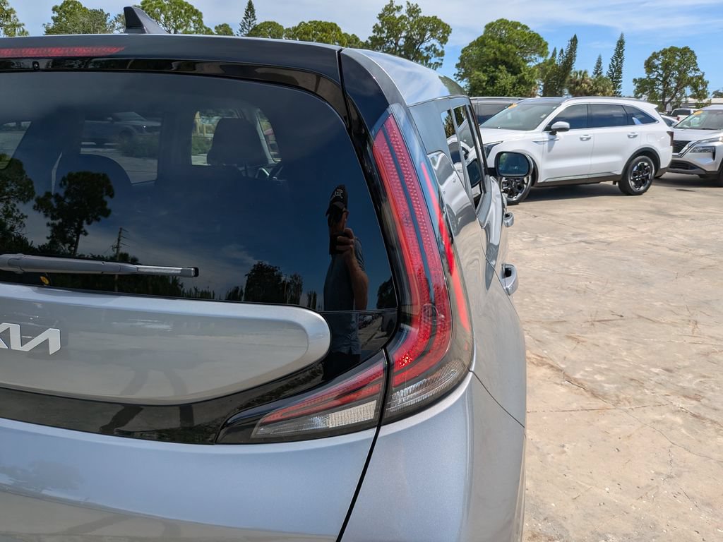 Certified 2025 Kia Soul LX w/ LX Technology Package FWD image 11