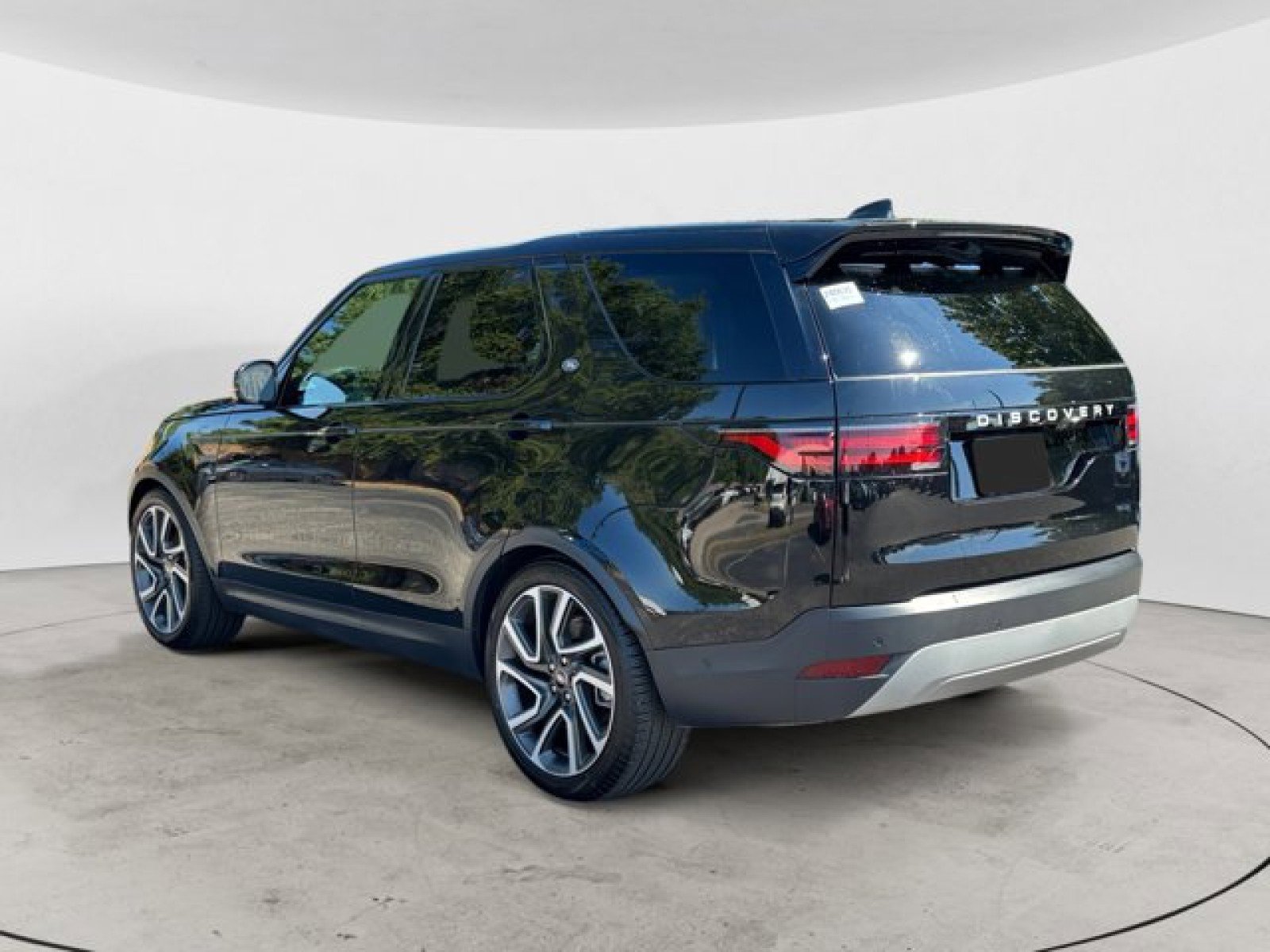 Certified 2024 Land Rover Discovery S image 6