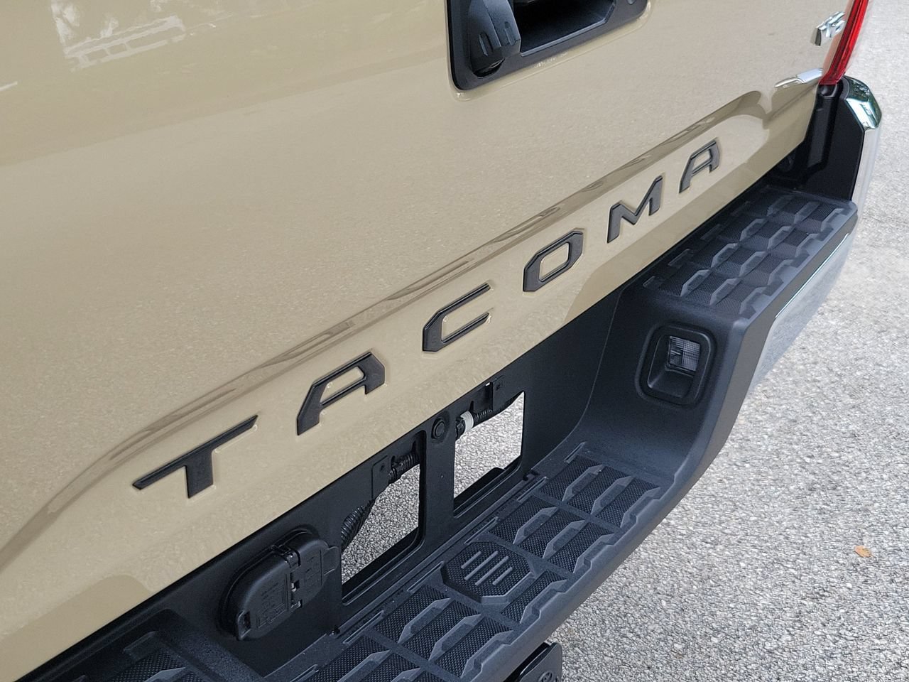 Used 2020 Toyota Tacoma SR5 RWD image 6