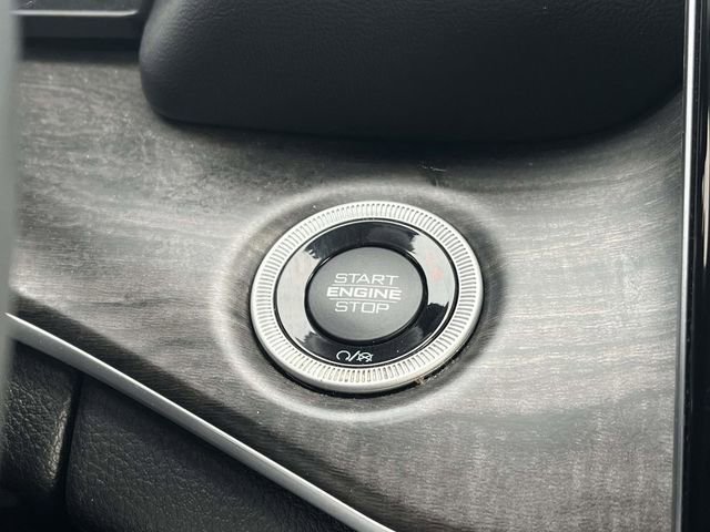 Used 2023 Jeep Grand Cherokee Limited w/ Black Appearance Package image 33