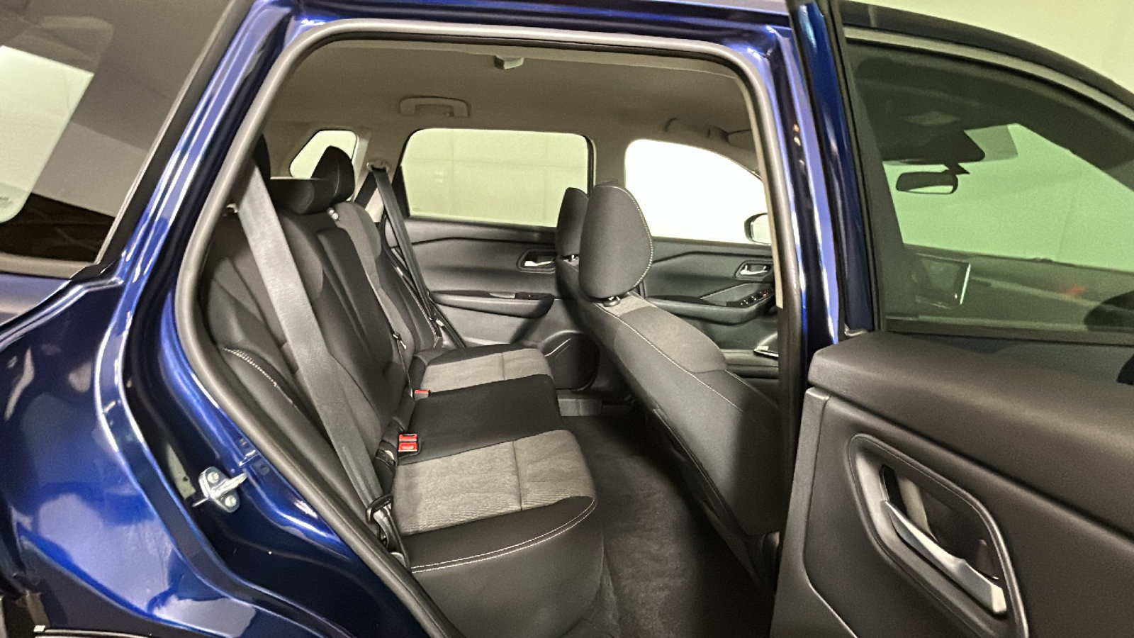 Used 2025 Nissan Rogue SV FWD image 33
