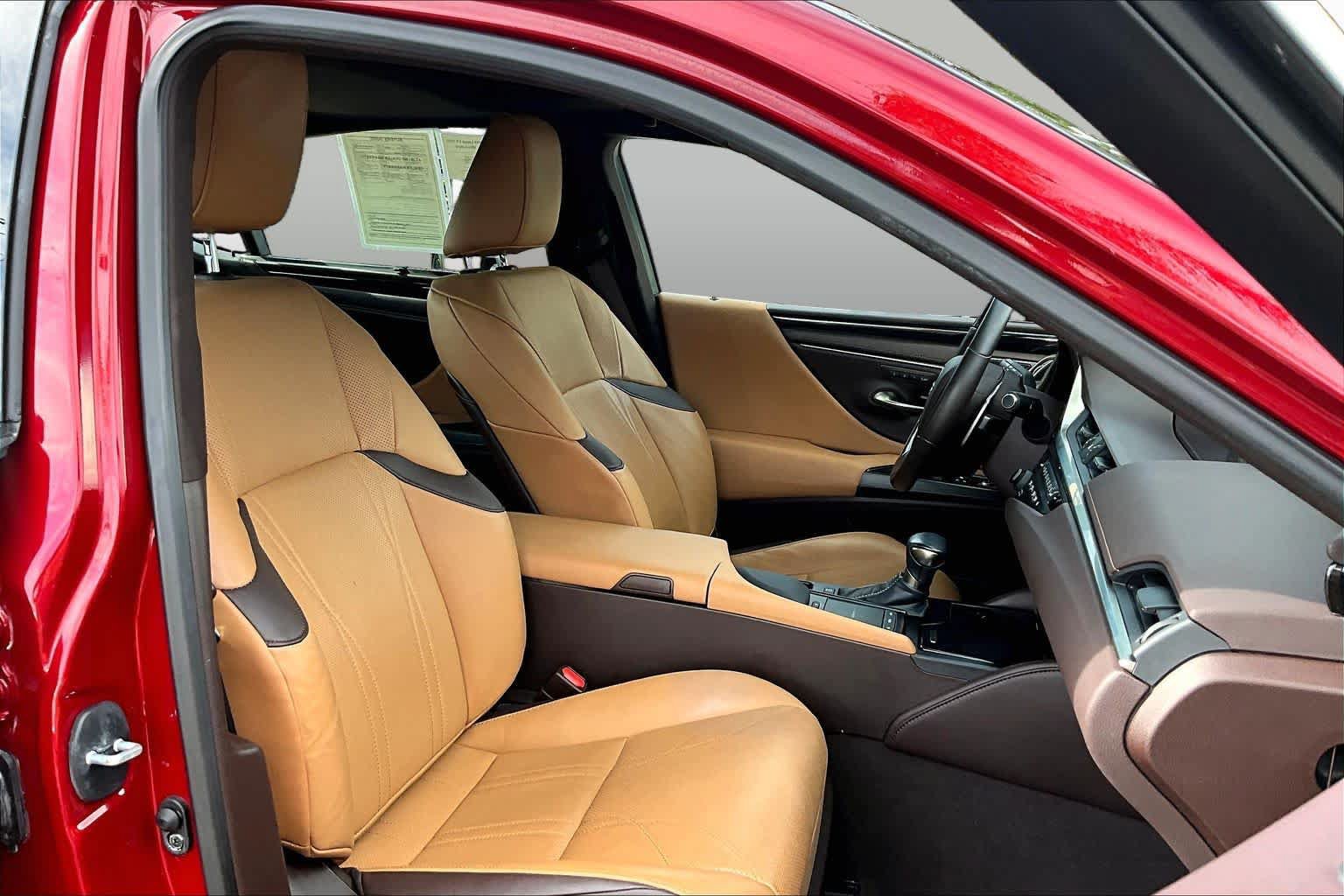 Used 2019 Lexus ES 300h Ultra Luxury w/ Accessory Package 2 FWD image 9