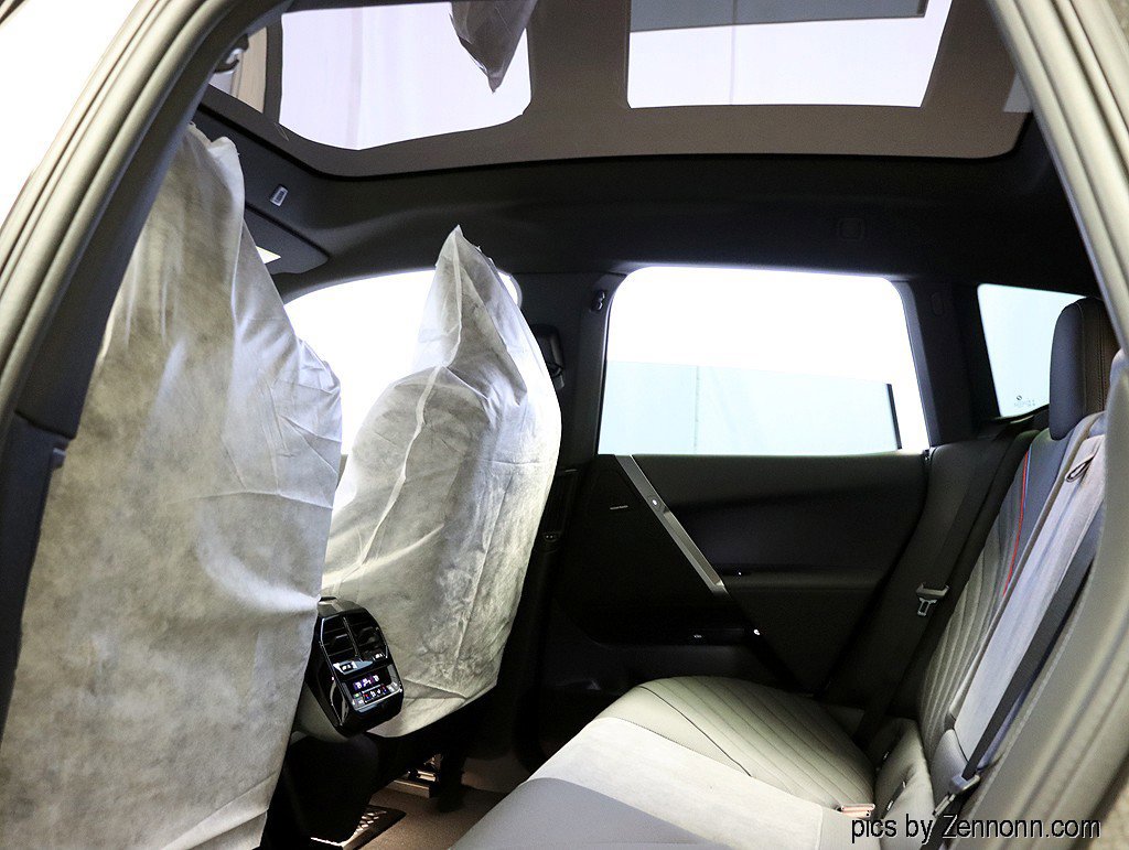 Used 2026 BMW iX xDrive60 image 25