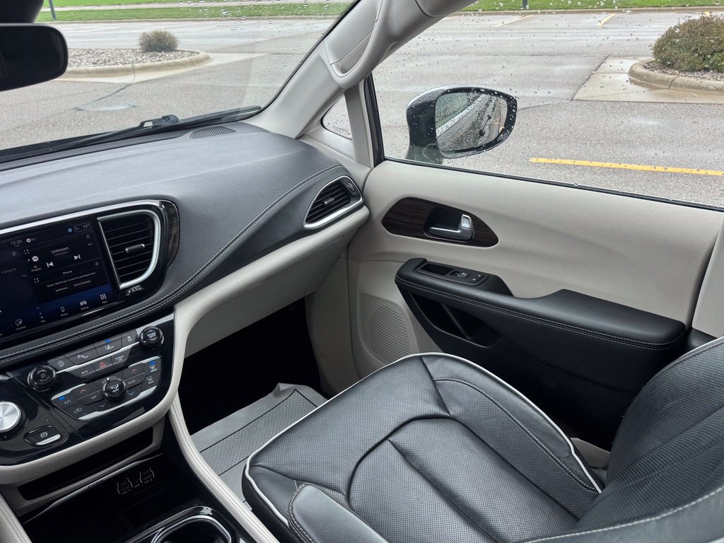 Used 2023 Chrysler Pacifica Limited FWD image 17