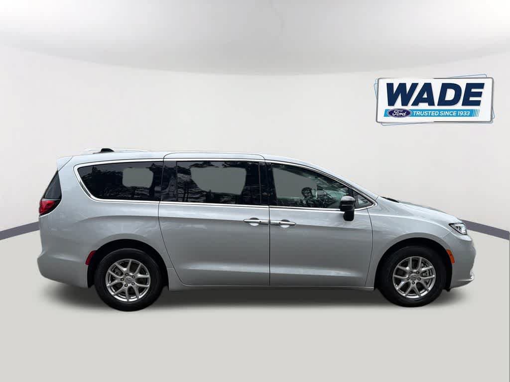 Used 2024 Chrysler Pacifica Touring-L FWD image 4