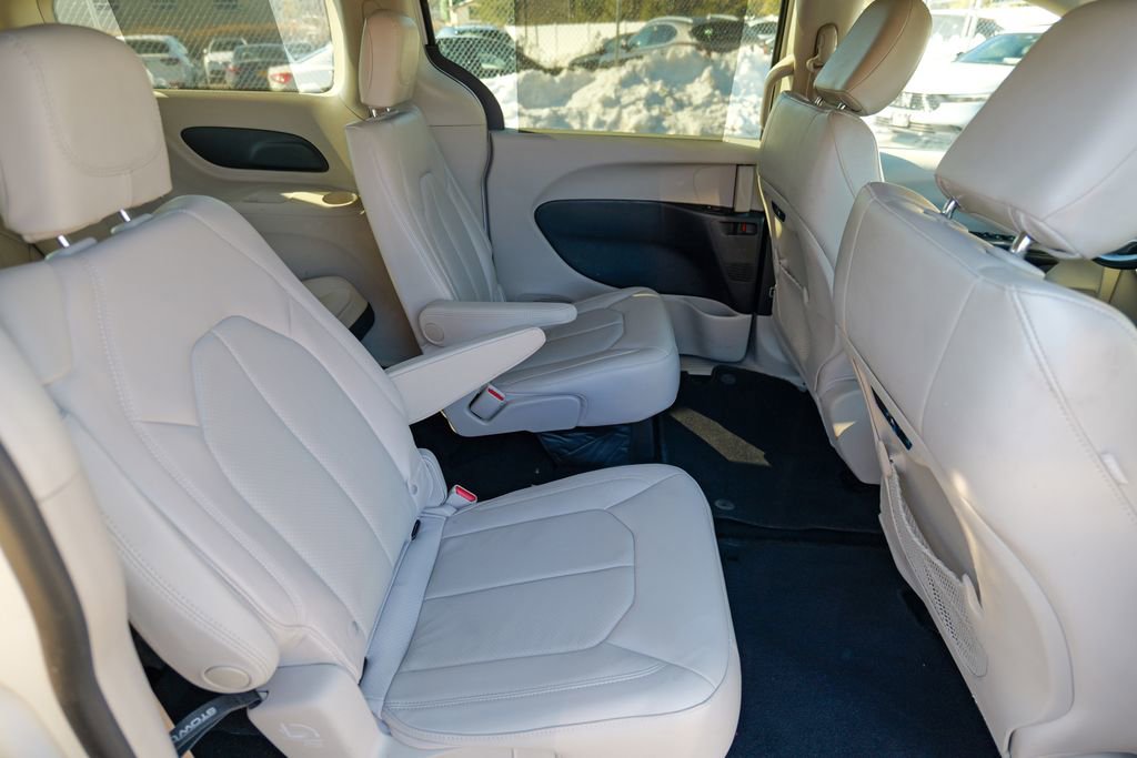 Used 2021 Chrysler Pacifica Touring-L AWD/4WD image 24