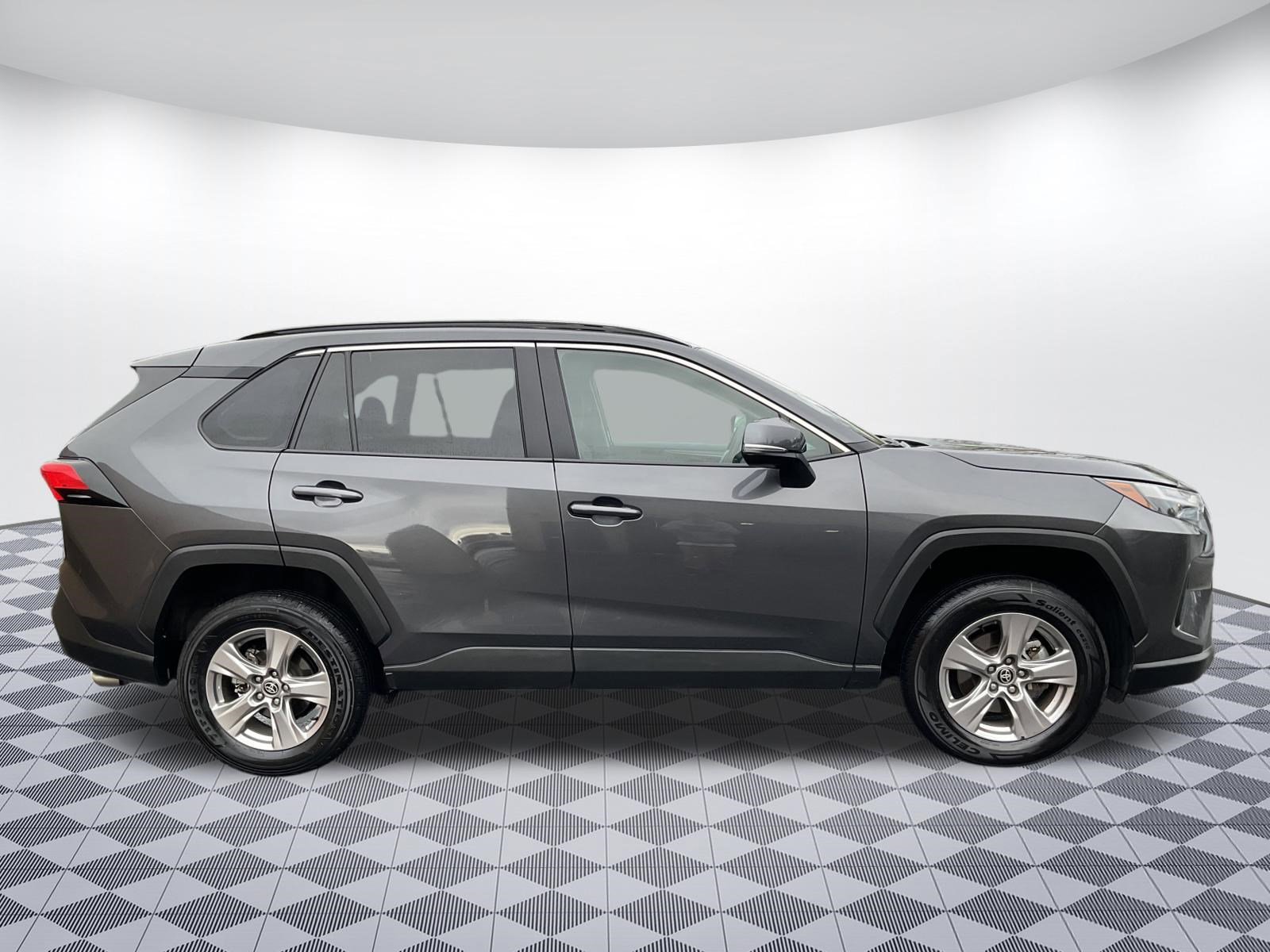 Used 2025 Toyota RAV4 XLE AWD/4WD image 2