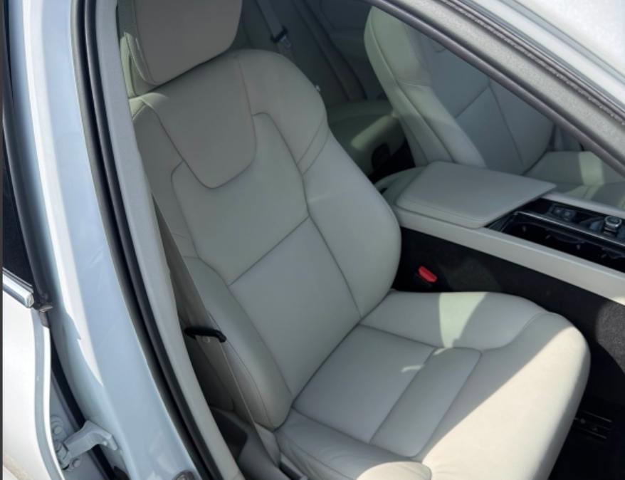 Used 2023 Volvo XC60 T8 Plus image 4