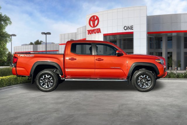 Used 2017 Toyota Tacoma TRD Off-Road AWD/4WD image 3