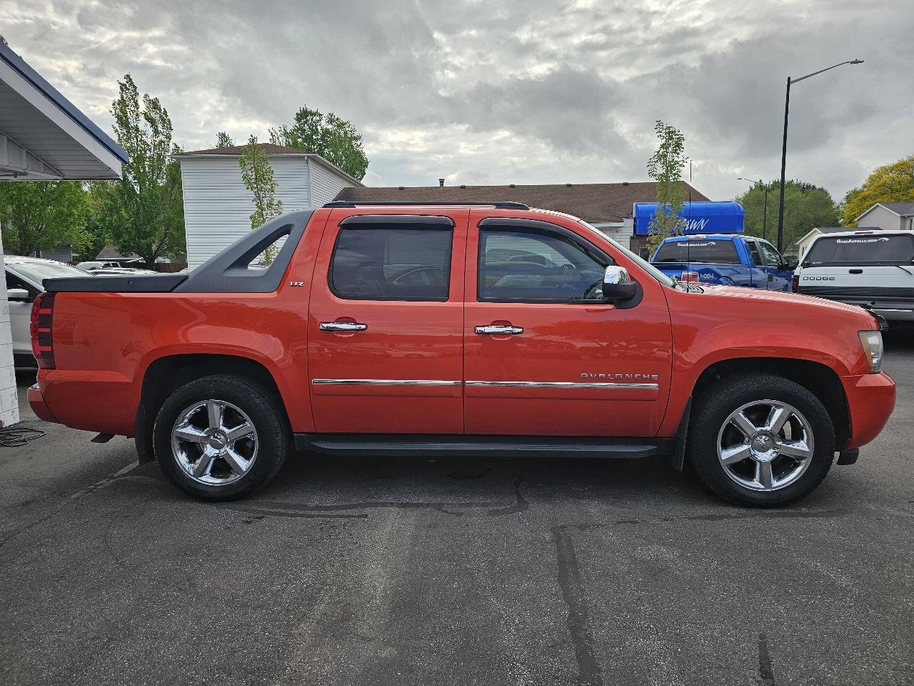 Used 2011 Chevrolet Avalanche LTZ AWD/4WD image 13