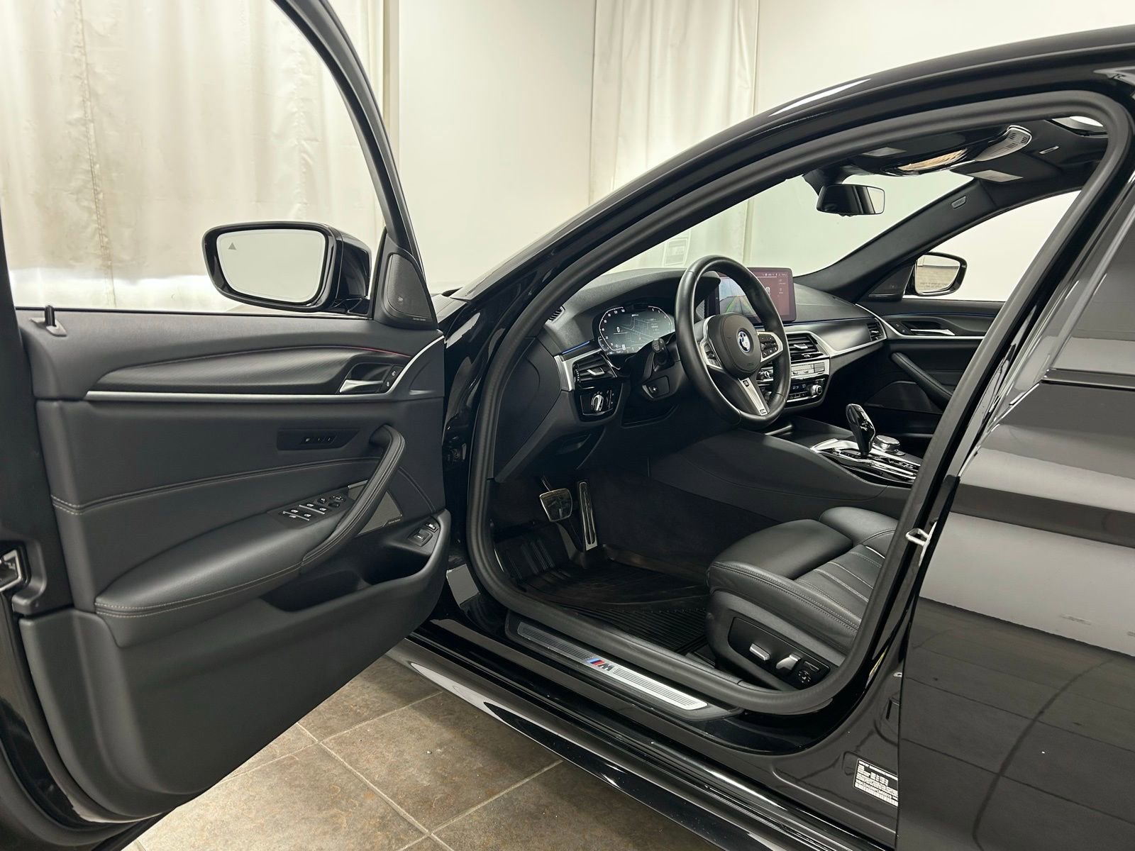 Used 2023 BMW 530e xDrive w/ Premium Package image 25