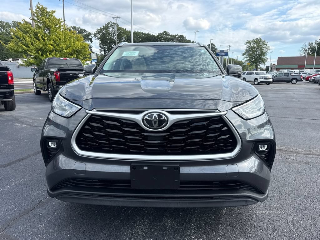 Used 2020 Toyota Highlander XLE AWD/4WD image 3