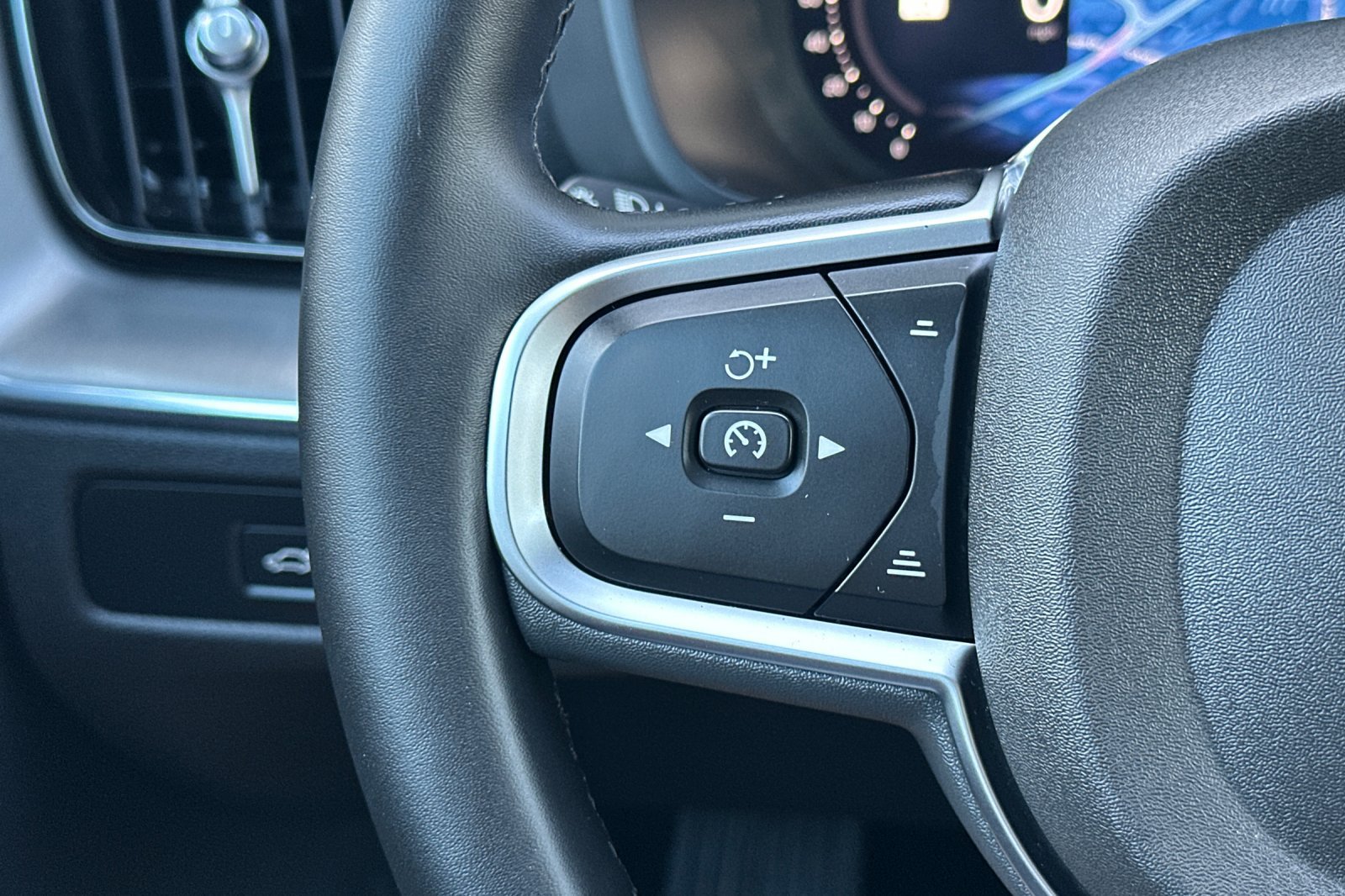 Certified 2025 Volvo XC60 B5 Core AWD/4WD image 29