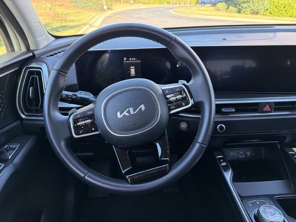Used 2025 Kia Sorento EX w/ EX Panoramic Sunroof Package FWD image 16