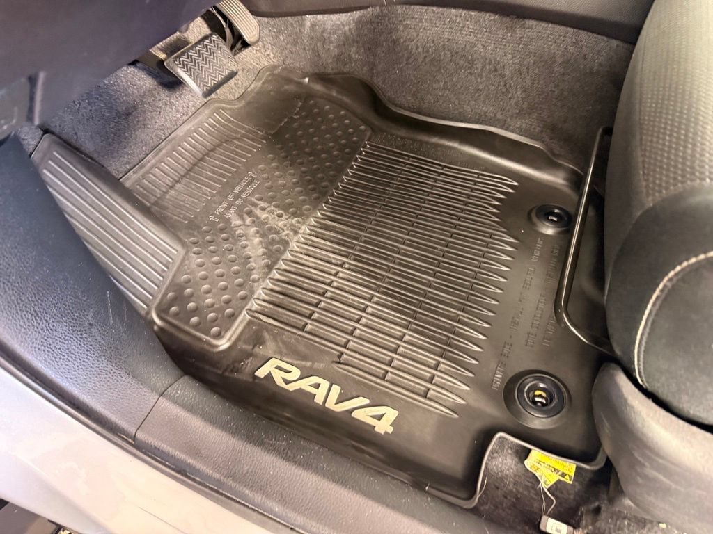 Used 2016 Toyota RAV4 XLE AWD/4WD image 32