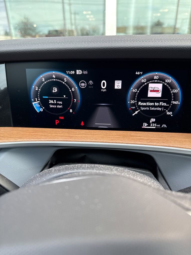 Used 2025 Volkswagen Tiguan SEL R-Line image 5