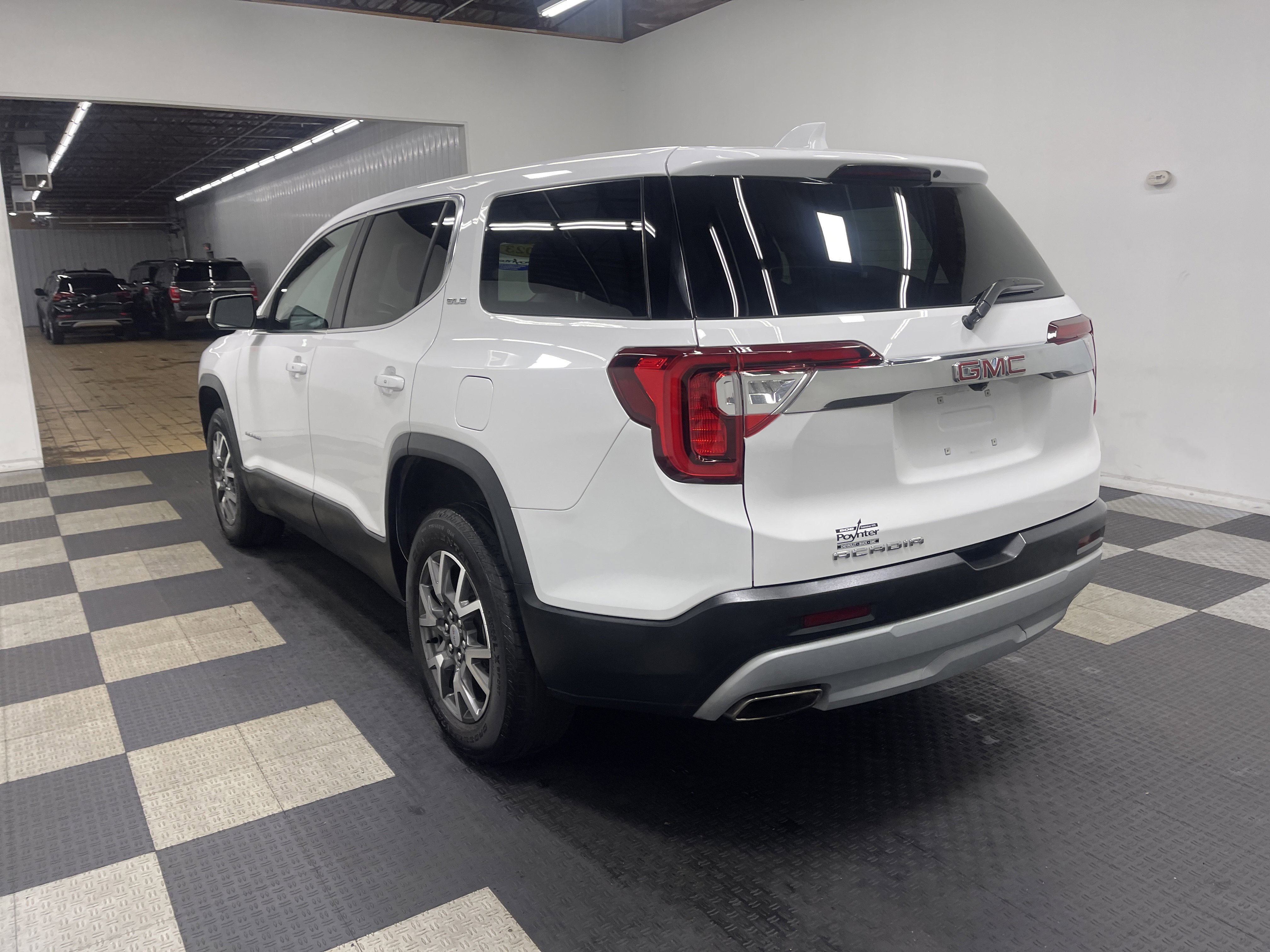 Used 2023 GMC Acadia SLE image 2