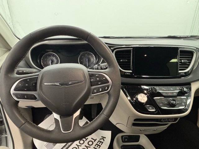 Used 2024 Chrysler Pacifica Touring-L image 18