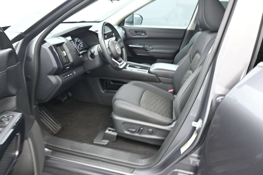 Used 2025 Nissan Pathfinder SV FWD image 16