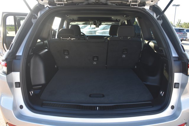 Used 2025 Jeep Grand Cherokee Laredo RWD image 18