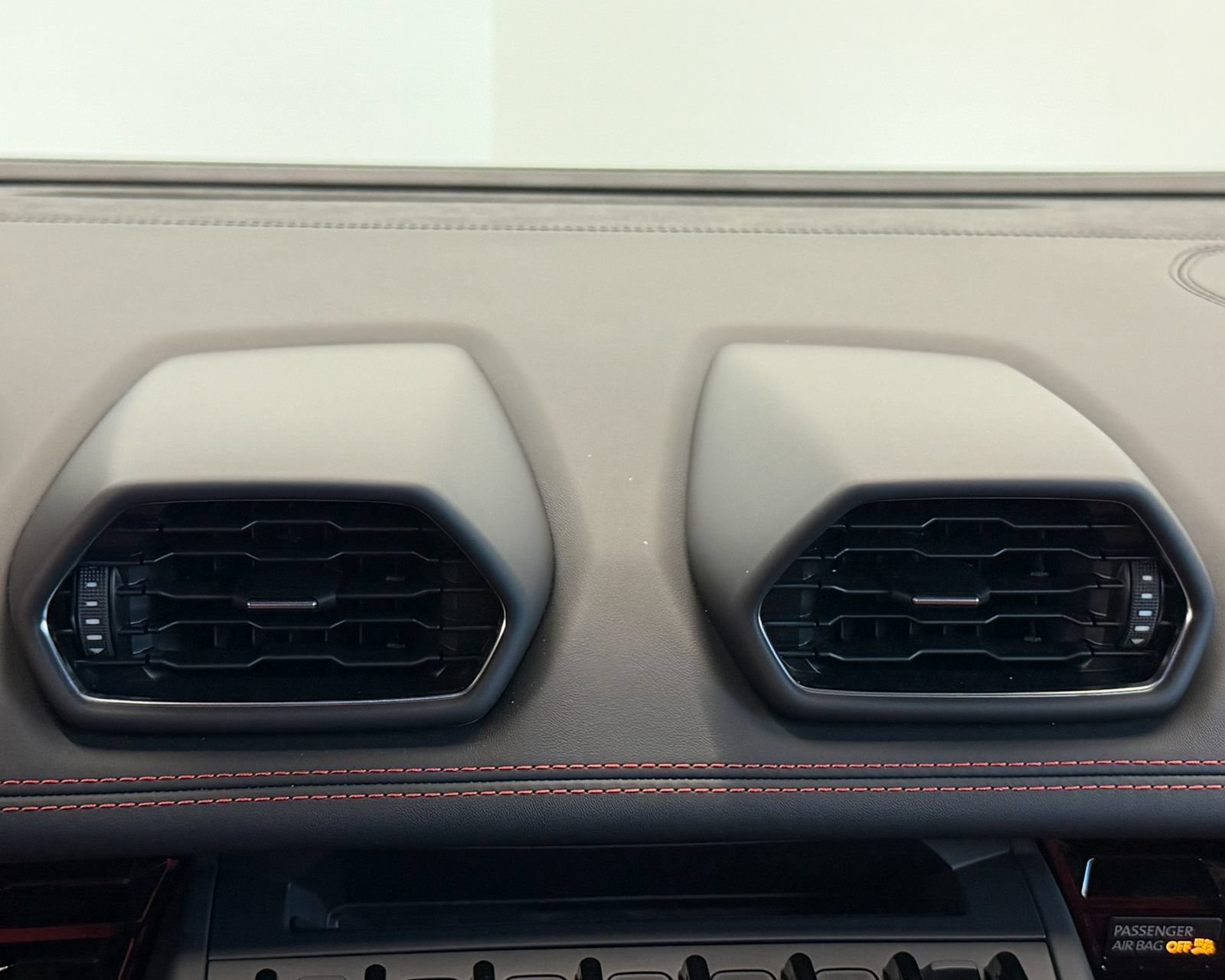 Used 2022 Lamborghini Huracan EVO RWD image 25