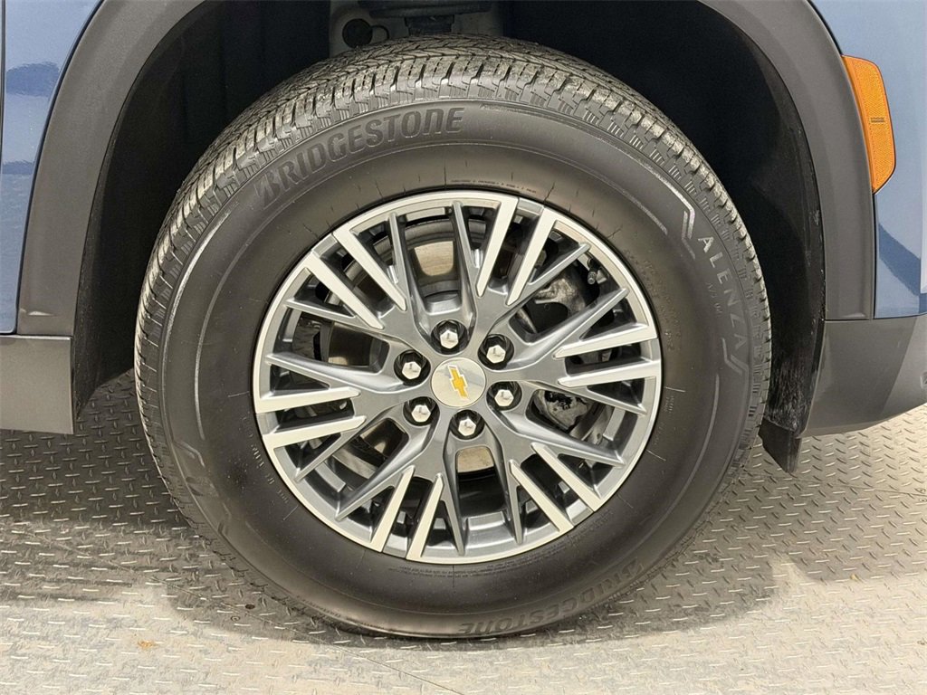 Used 2025 Chevrolet Traverse LT image 8