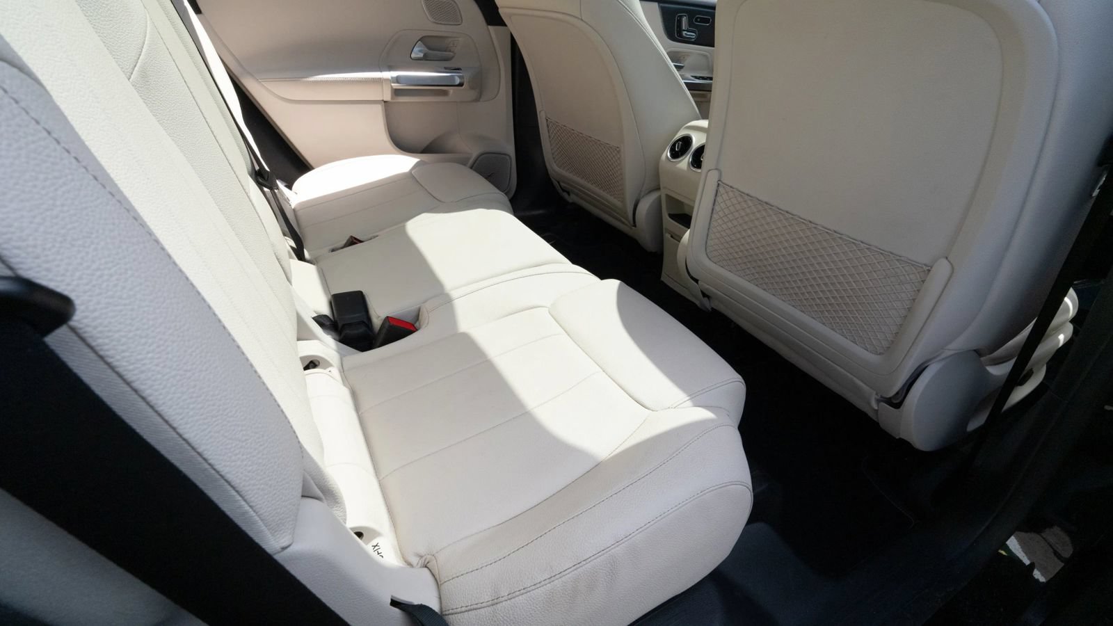 Used 2021 Mercedes-Benz GLB 250 4MATIC w/ Premium Package image 16
