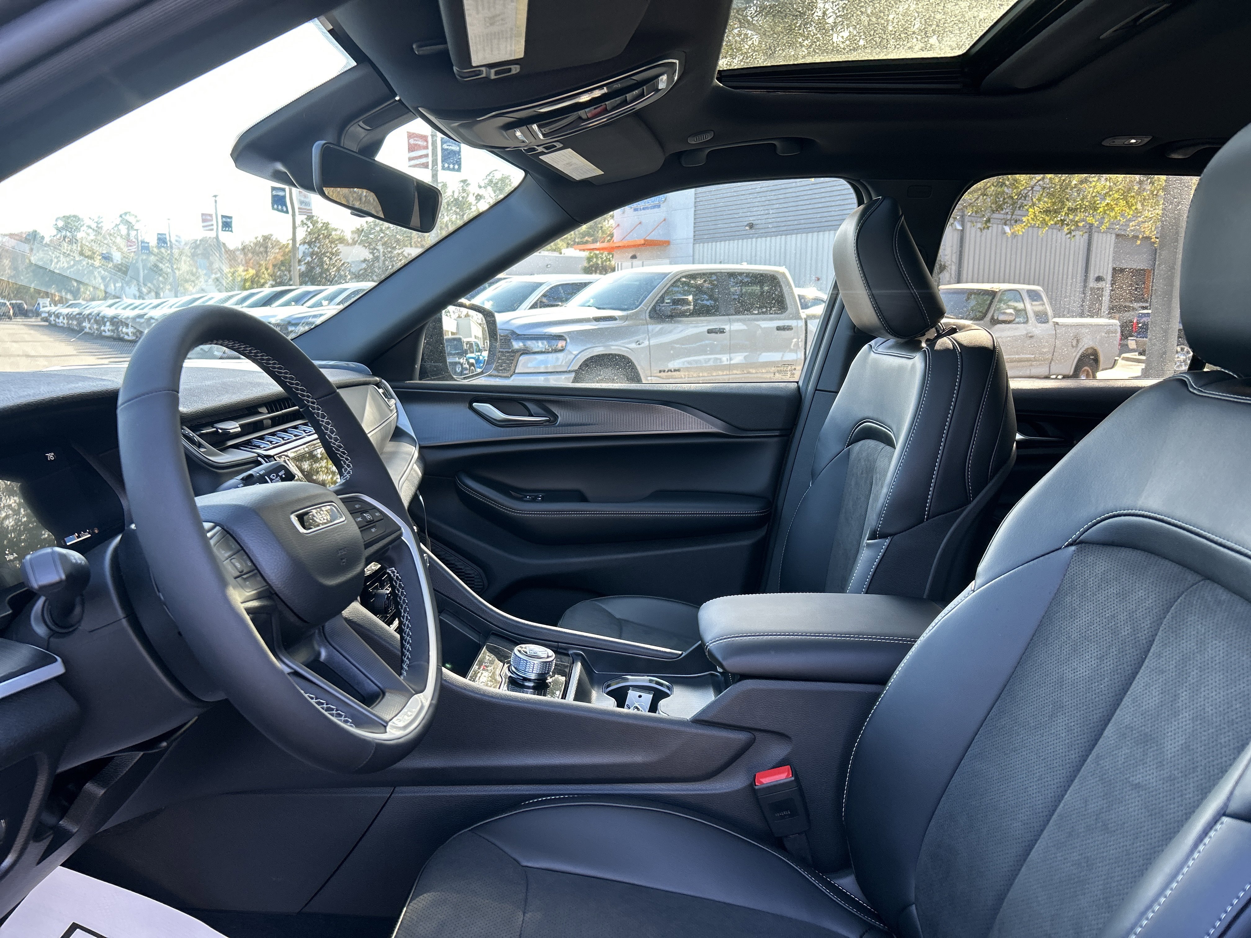 New 2025 Jeep Grand Cherokee Altitude image 13