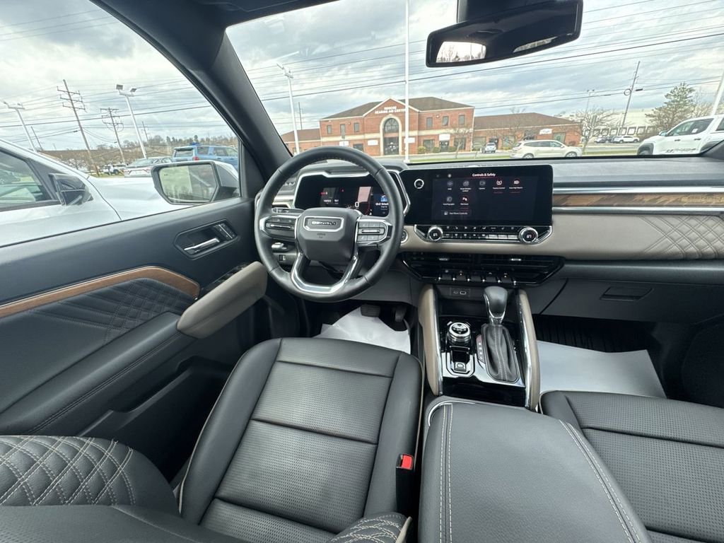 Used 2024 GMC Canyon Denali image 15