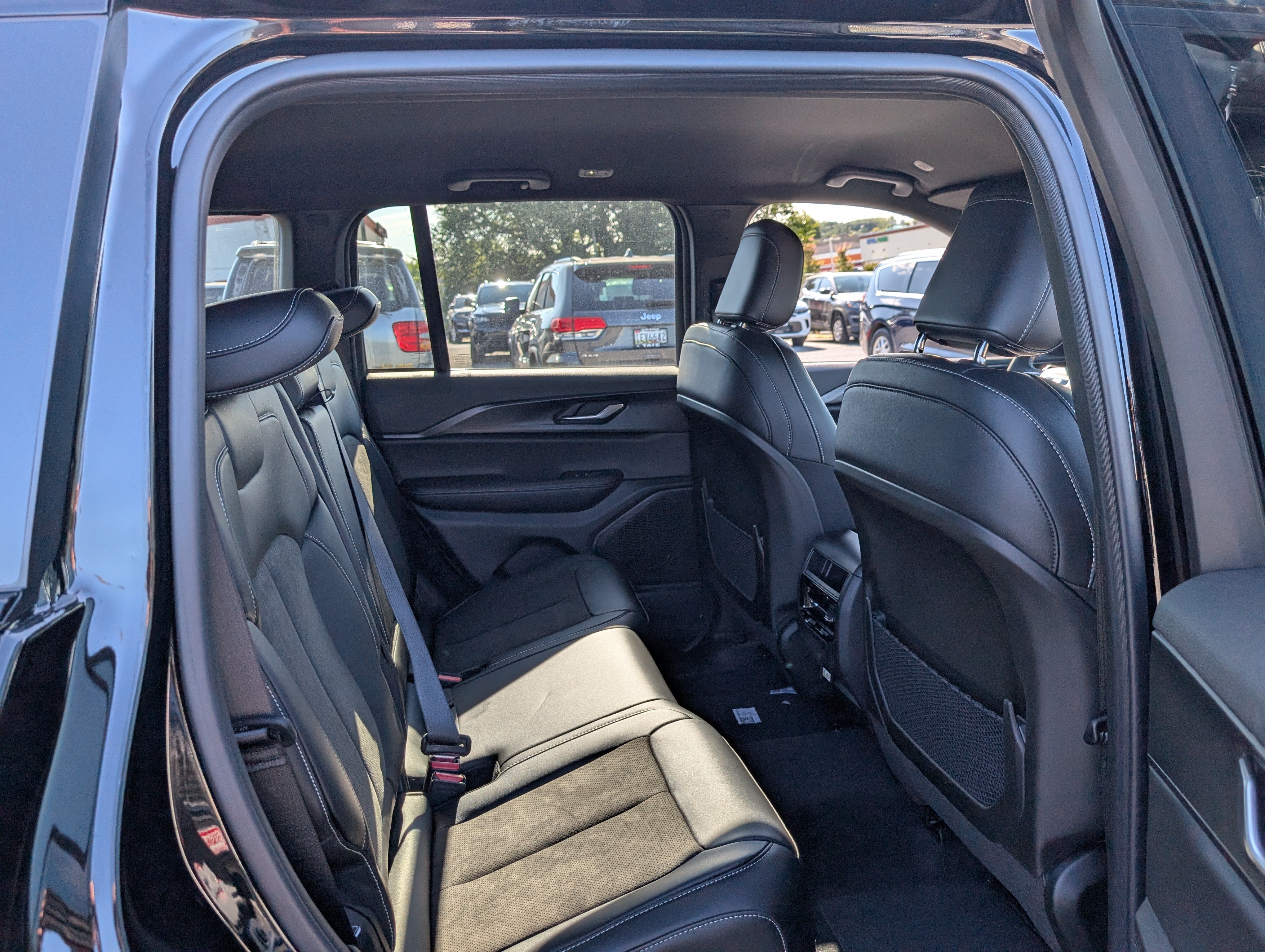 New 2025 Jeep Grand Cherokee Altitude AWD/4WD image 10