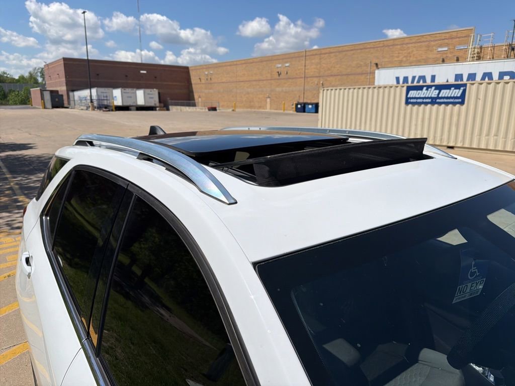Used 2018 Chevrolet Equinox LT w/ Sun & Infotainment Package FWD image 4