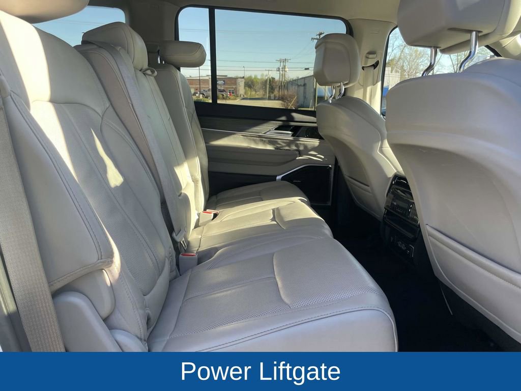 Certified 2024 Jeep Wagoneer L Series II w/ Flexible Seating Group image 19